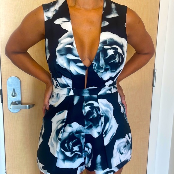 Lulu’s B/W Floral Sexy & Sophisticated Romper - Picture 10 of 14